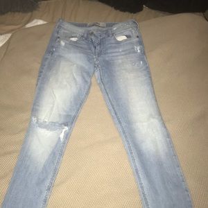 Light washed Hollister ripped skinny jeans!